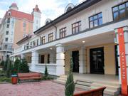 Red Fox—one of the few restaurants outside the hotels, featuring tasteful decor and an open kitchen