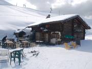 This cozy mountain hut is located just below the Crêt du Midi mountain station, the local mountain of Praz sur Arly.