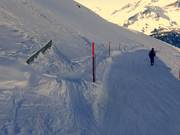 Slope markers for orientation in bad weather