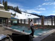 Après-ski in the pool