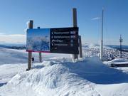 Piste map and signposting at the mountain station