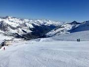 Past the valley station of the 6-seater chairlift Lärmstange, the route leads to the Tuxer Fernerhaus.