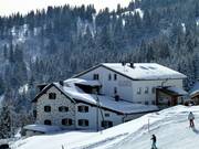 The Berghotel Tgantieni offers accommodation - right in the middle of the ski area