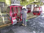 Assistance is provided when boarding and alighting at the gondola lifts.