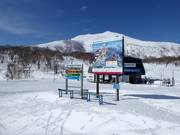 Slope signposting including a piste map in the ski resort of Niseko