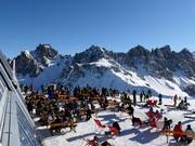 Hoadlbuffet and umbrella bar with small snacks