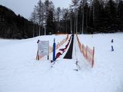 As an ascent aid, there is a conveyor belt.