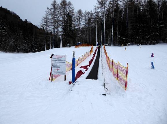 As an ascent aid, there is a conveyor belt.