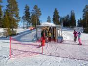 Covered conveyor belt with practice slope in Lindvallen