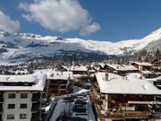 The typical Valais-style buildings dominate in Verbier