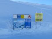 Information board and signpost at the Zirmachbahn lift mountain station