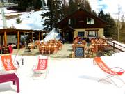 Mountain restaurant Le Grizzly at the mountain station of the Pinatelle basket lift