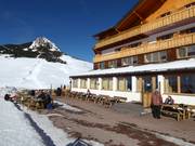 Let the ski day end on the sun terrace