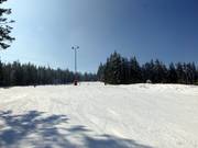 Wide and gentle slope in the upper section