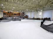 Easy practice slope with conveyor belt