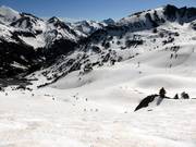 Black La Portella d'Arcalis slope with a view of the ski resort