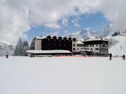 Right in the middle of the ski area is the Hôtel Col de Voza