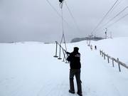 The friendly staff assists at the Raketenlift
