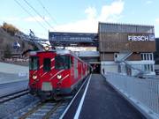 The new public transport hub in Fiesch seamlessly connects train, bus, and gondola lift with barrier-free access.
