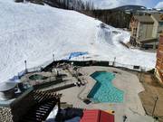 Pool and whirlpool directly at the slopes