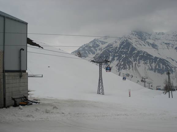 A. Fracch-Confin - 6pers. Gondola lift (monocable circulating ropeway)