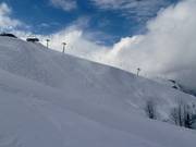 Deep-snow slope of the six-seater chairlift Alpette