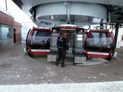 The staff always ensure the cleanliness of the gondolas.