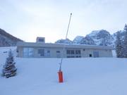 Snowmaking system with lance at the edge of the slope