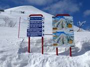 Slope signposting including a piste map in the ski resort of Niseko