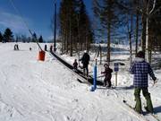 The little ones have a lot of fun on the conveyor belt.