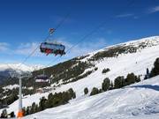 View from the 8-seater chairlift Hochzeiger 2.5 towards the mid-station and Sechszeiger