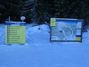 Signage and piste map at the mountain station of the GrebenZEHN-Bahn