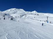 View over the ski resort of Tūroa all the way to Tahurangi and Peretini