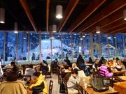 Relaxed après-ski at 7 Summits with a view of the slopes