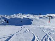 Powder tracks at the 6-seater chairlift Saxner