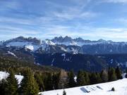 Cross-country skiing between Dolomites and mountain pastures