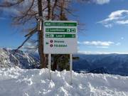 Signposting of slopes in the ski resort of Loser