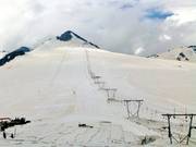 The glacier slopes of the Stelvio Pass in front of the striking Geisterspitze