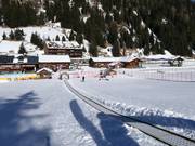 Conveyor belt of the ski school at the cross-country skiing center