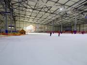 Dedicated beginner area with rope lift in the valley section of the ski hall