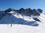 Start of the women's downhill with panorama at the Hoadl