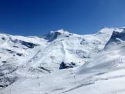 From the valley run, you can admire Sommerbergalm (in the foreground) and the glacier ski area.