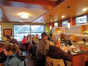 Après-ski at the bar in the Creekside Lodge