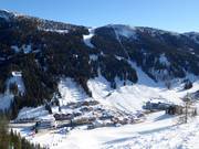 View of the Zauchensee valley with accommodation options