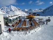 A relaxing end to the ski day on the sun terrace
