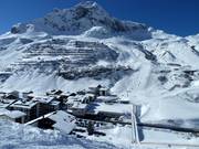 Valley runs to Zürs with ski bridge