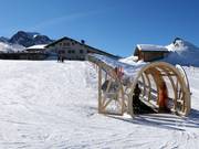 Beginner slope with covered conveyor belt at the Valisera mountain station