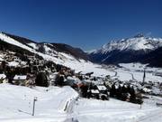 The village of Zuoz right next to the ski area