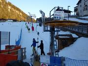 Assistance when getting on the platter lift