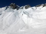 Ungroomed, unsecured ski terrain at the Pleusbahn